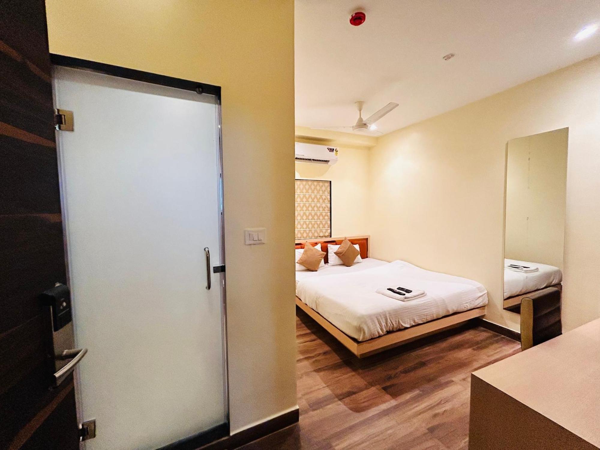 Golden Square - Kolkata Airport Hotel Buitenkant foto