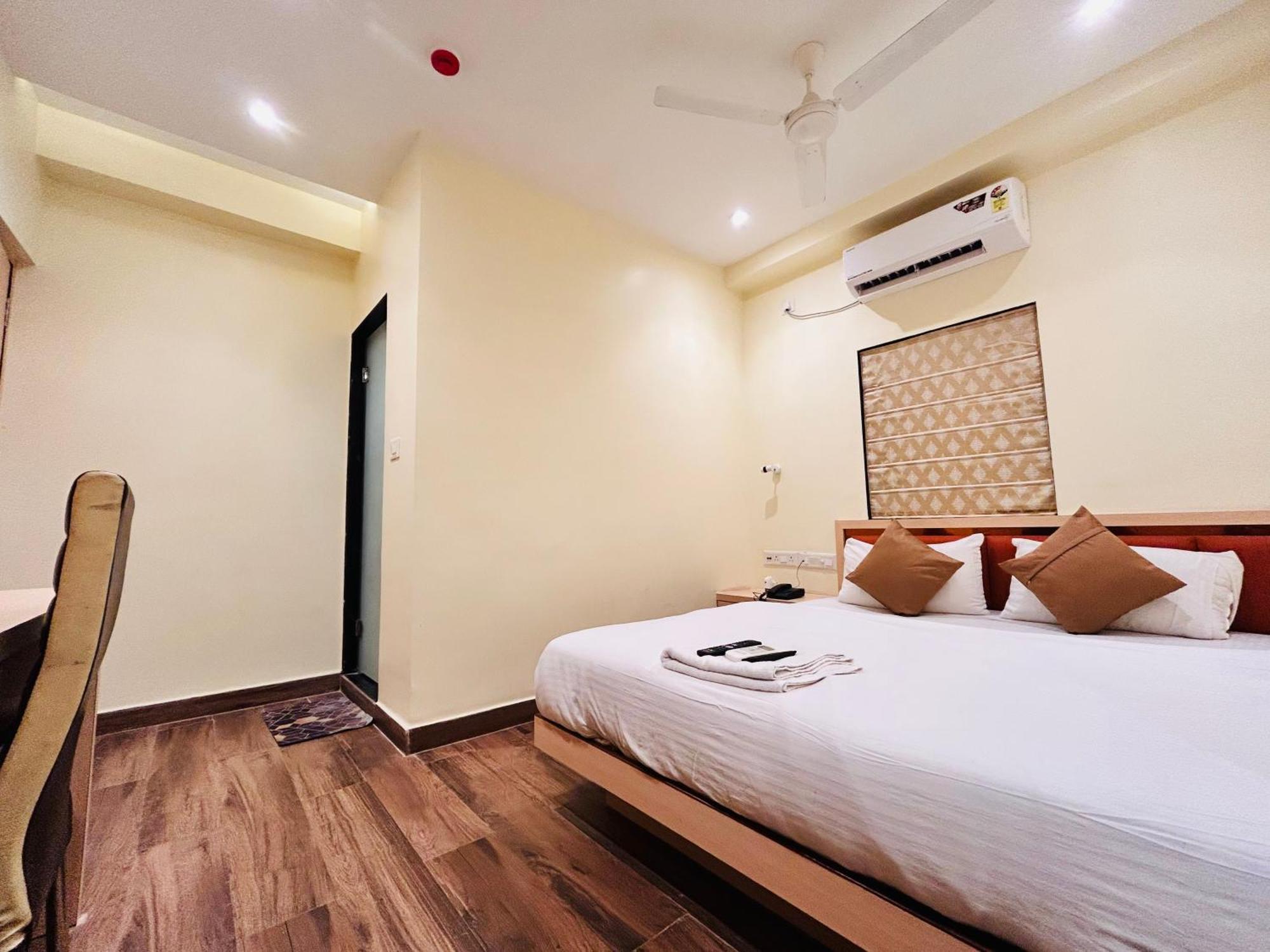 Golden Square - Kolkata Airport Hotel Buitenkant foto
