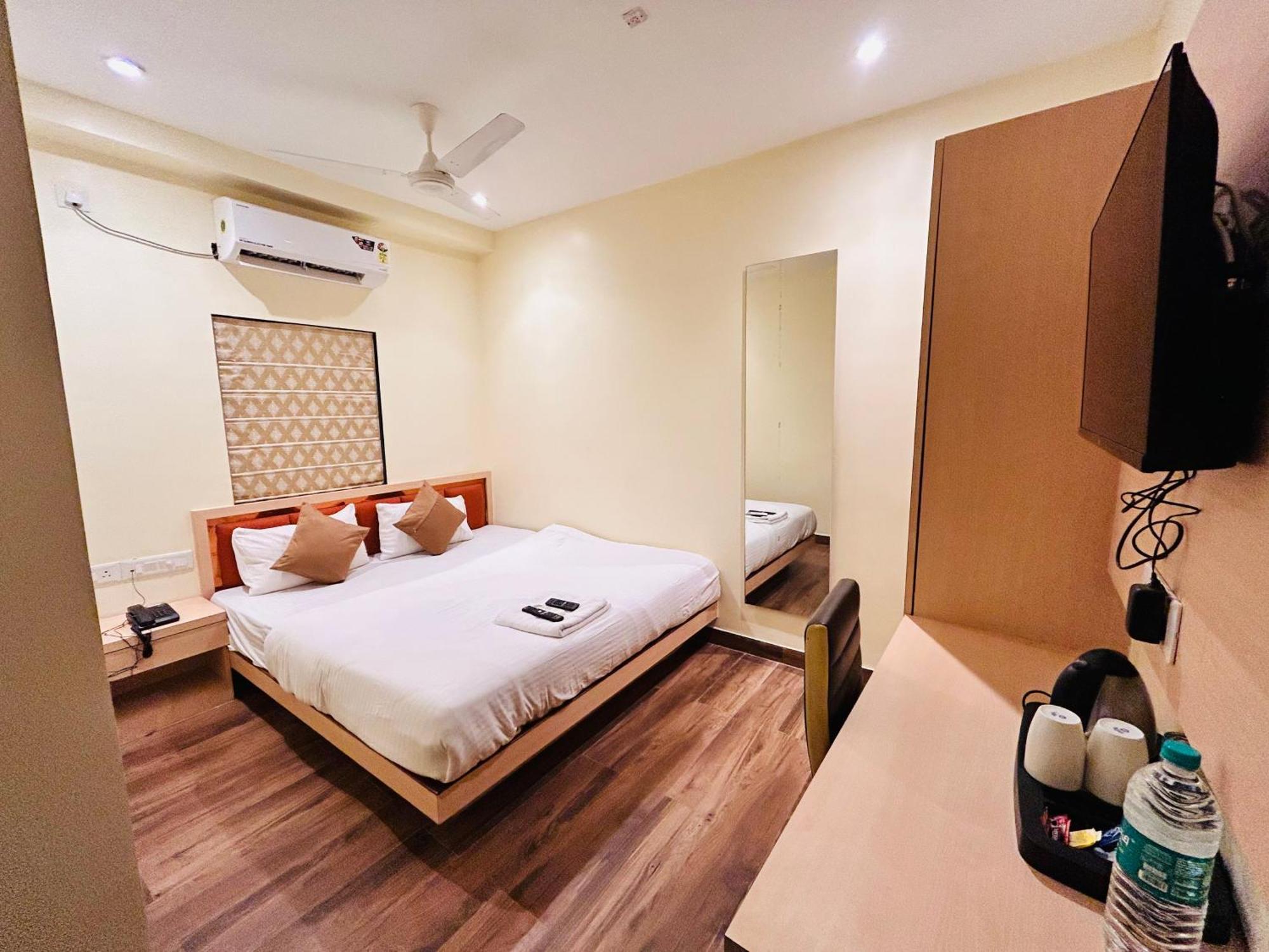 Golden Square - Kolkata Airport Hotel Buitenkant foto